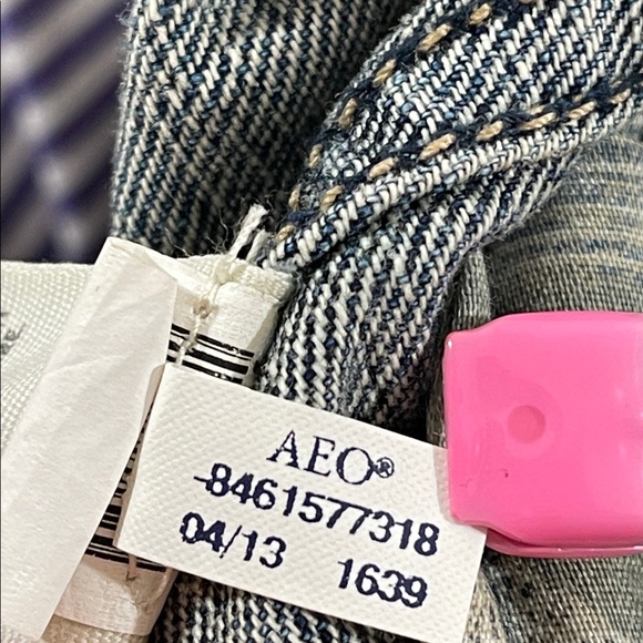 American Eagle Womens Vintage Soft Denim Cropped Distressed Jacket Size Small - Picture 7 of 7